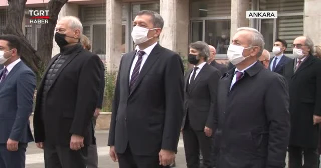 Okullardaki sessizliği istiklal marşı bozdu
