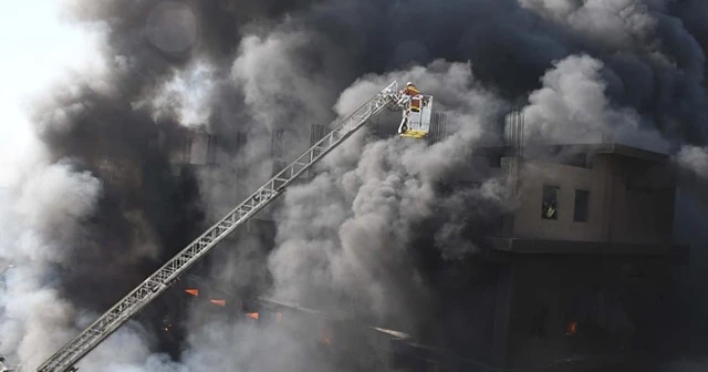 Pakistan'da boya fabrikasında dev yangın