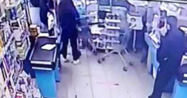 Pişkin hırsız market çalışanın elini ısırdı