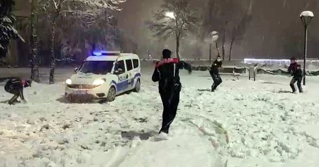 Polis ekipleri gönüllerince karın keyfini çıkardı