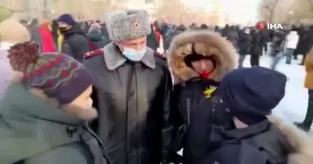 Rusya'nın doğu kentlerinde "Navalny" protestoları başladı: "Putin istifa"