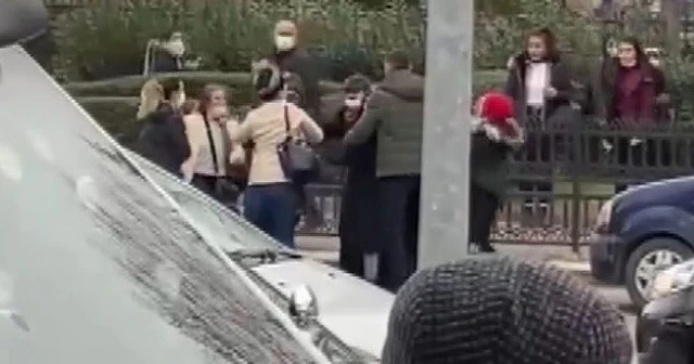 Saç saça yumruk yumruğa kavga kamerada