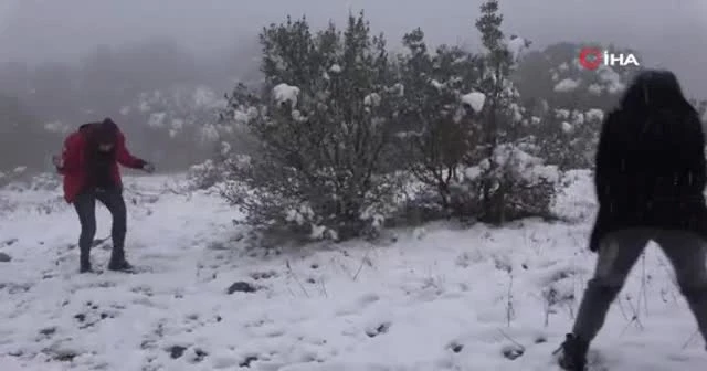 Sağlık çalışanları kartopu oynayarak stres attı