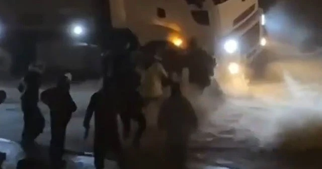 Selde sürüklenen kadını bekçiler kurtardı