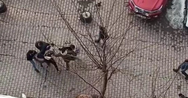 Sokak ortasında yumruklu kavga kamerada