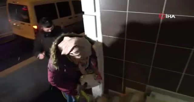Sokakta donmak üzere olan evsiz kadını polis kurtardı