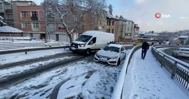 Sürücüler, kar nedeniyle kayganlaşan yollarda zor anlar yaşadı