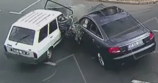 Trafik kazaları MOBESE kameralarına yansıdı