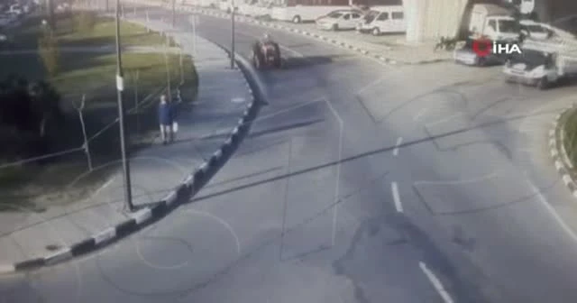 Traktörle kamyonetin çarpışma anı kamerada