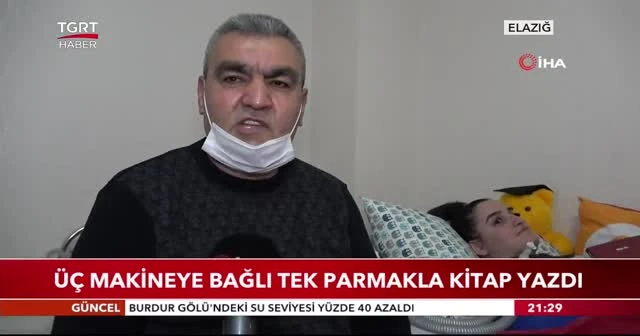 Üç makineye bağlı tek parmakla kitap yazdı