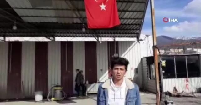 Üniversite öğrencisi ipi kopan Türk bayrağını canı pahasına düzeltti