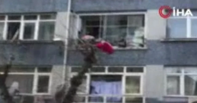 Yabancı uyruklu kişi eline ne geçtiyse camdan attı