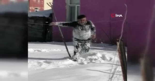 Yaşlı adam karda süründü, yuvarlanarak eğlendi