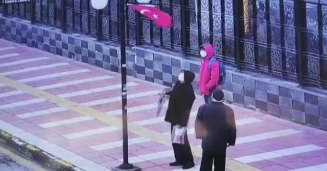 Yaşlı adamın bayrak hassasiyeti kamerada