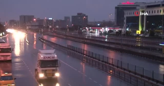 Yeni yılın ilk gününde meydanlar ve yollar boş kaldı