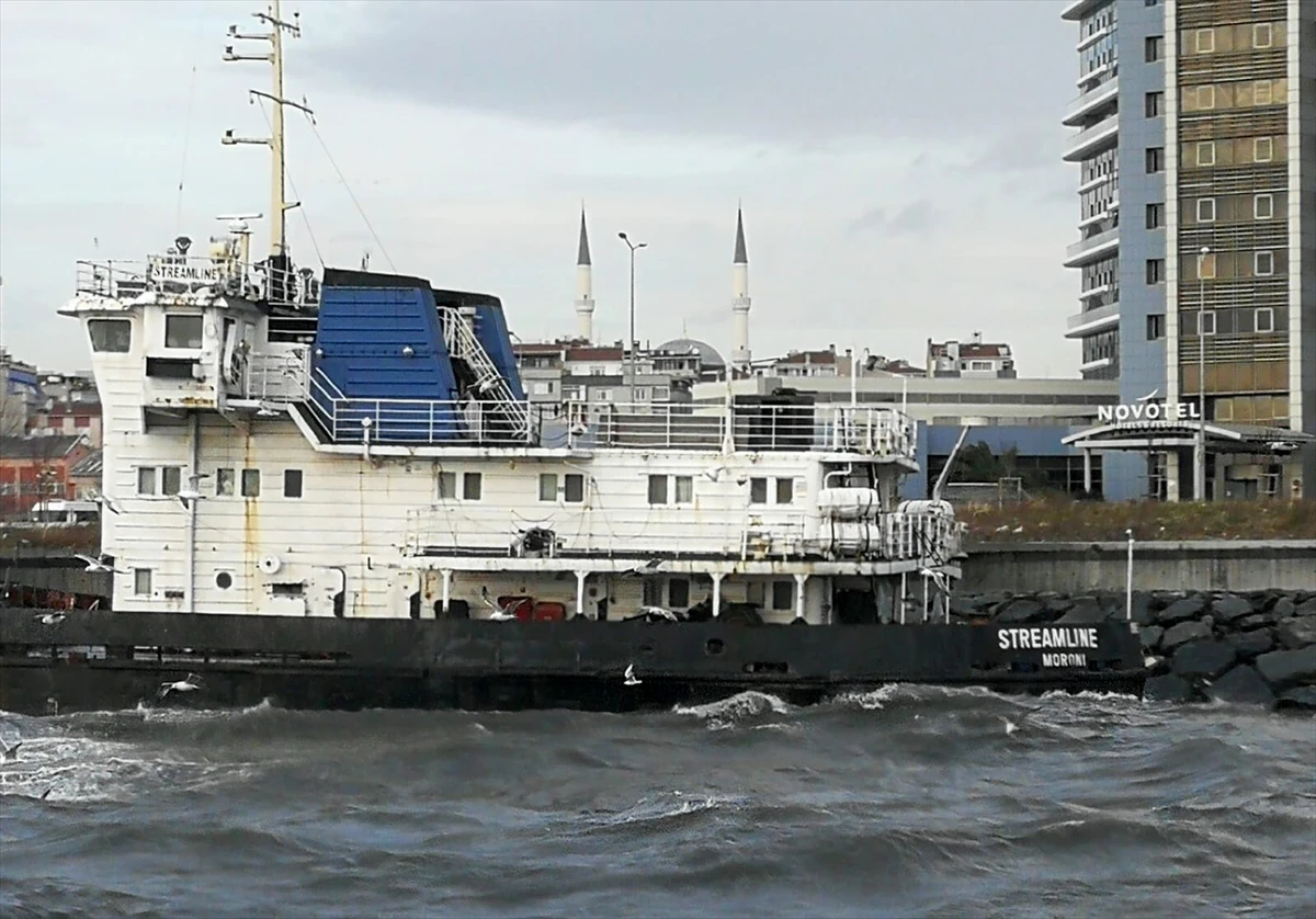 Zeytinburnu’nda demirli olan gemi fırtına nedeniyle karaya oturdu