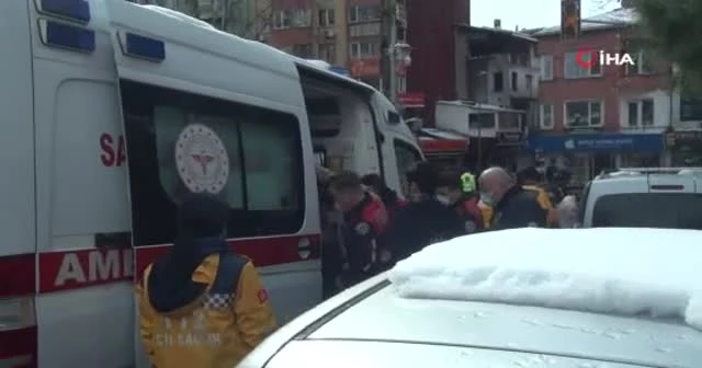 2 kardeş sokak ortasında birbirini bıçakladı