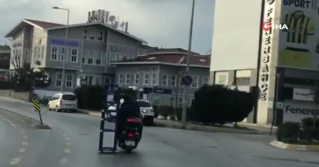 2 metrelik raf standı sürüyerek taşıdılar