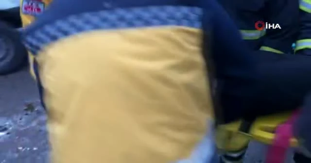 3 otomobil çarpıştı, panelvan araçta sıkışan kadını itfaiye ekipleri kurtardı