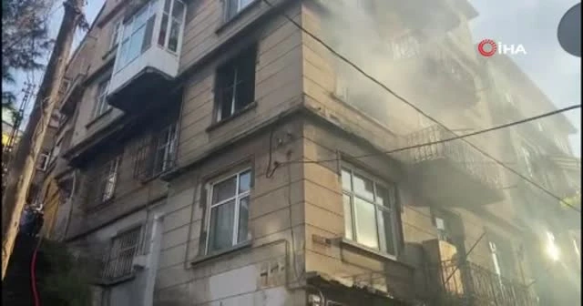 5 katlı apartmanın 3. katında çıkan yangın korkuttu