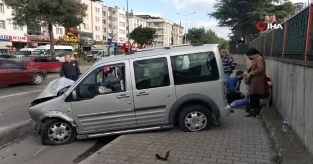 Araç duvara çarptı, sürücü şok geçiren kızını teselli etti