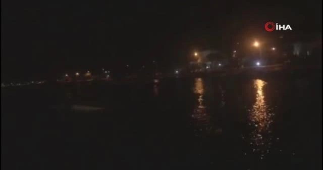 Ayvalık'ta hortum çatıları uçurdu
