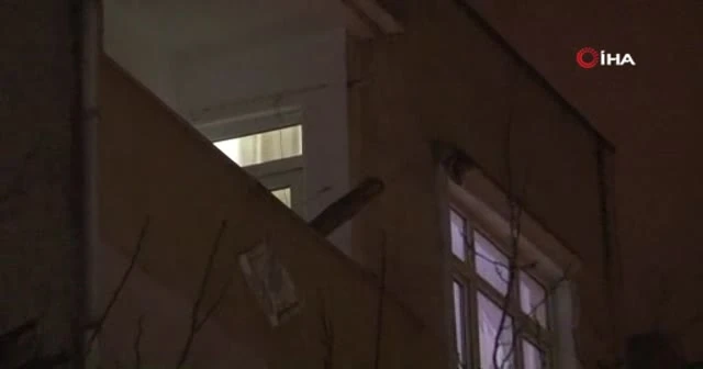 Bağcılar’da uçan çatı evlerin içine girdi: 1 yaralı