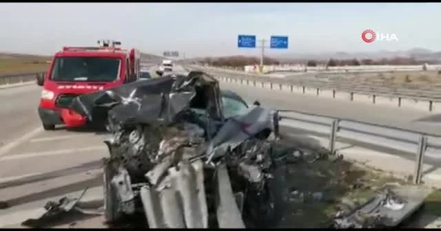 Bariyerin otomobile ok gibi saplandığı kazada 2 kişi yaralandı