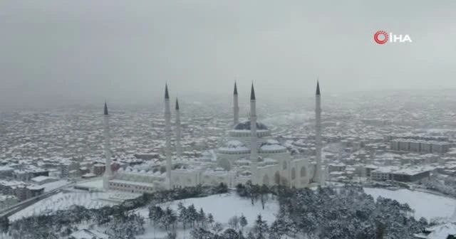 Beyaz örtüyle kaplanan Çamlıca Camii hayran bıraktı
