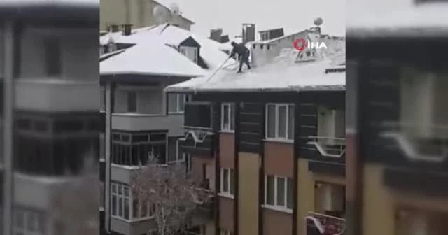 Çatıda tehlikeli kar temizleme