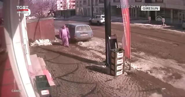 Çatıdan düşen buz kütlesinden son anda kurtuldu