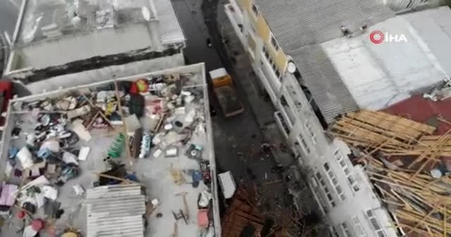 Çatılar uçtu, eşyalar ortalıkta kaldı