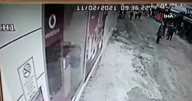 Depreme çay içerken yakalandı, kaçarken bardağını bırakmadı