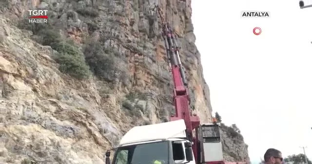 Dev kayalar D-400 karayolunu kapattı