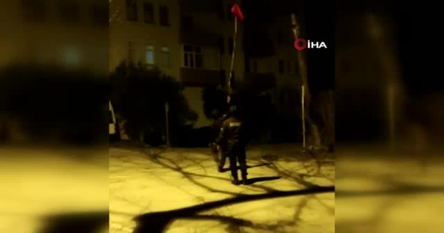 Devriye gezen bekçilerin bayrak hassasiyeti kamerada