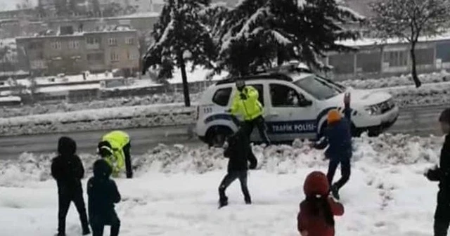 Diyarbakır’da polisler çocuklarla kar topu oynadı