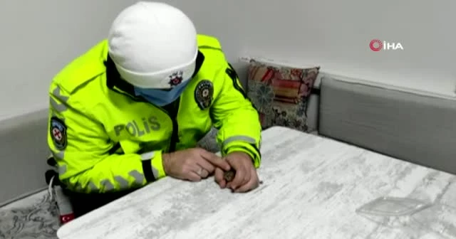 Donmak üzere olan serçeye polis şefkati