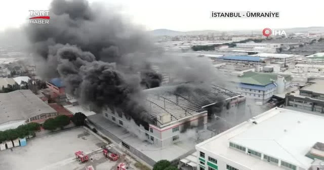 Fabrikada yangın çıktı, duman göğe uzandı