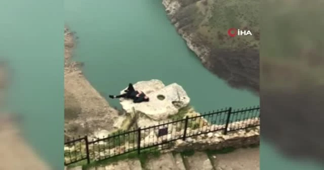 Fotoğraf çekmek uğruna canlarını hiçe sayıyorlar