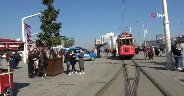 Güneşi gören Taksim'e akın etti, sosyal mesafe unutuldu