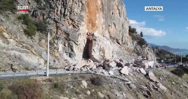 Heyelan yolu trafiğe kapattı