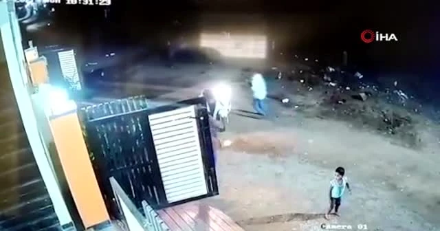 Hindistan'da baltalı saldırgan sokak ortasında kadına saldırdı