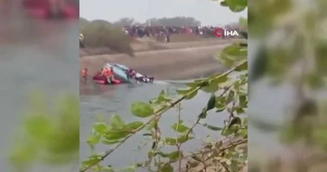 Hindistan'da otobüs kanala düştü: En az 32 ölü