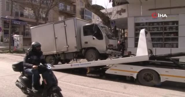 İki aracın altında kalmaktan son anda kurtuldu
