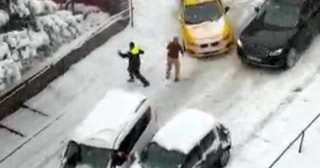 İstanbul'da buzlanmış yolda kaza!