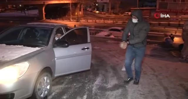 İstanbul’da kar yağışı sonrası oluşan don nedeniyle vatandaşlar zor anlar yaşadı