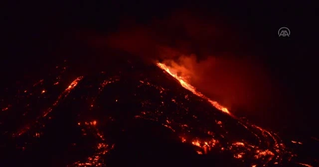 İtalya'da Etna yanardağı yeniden faaliyete geçti
