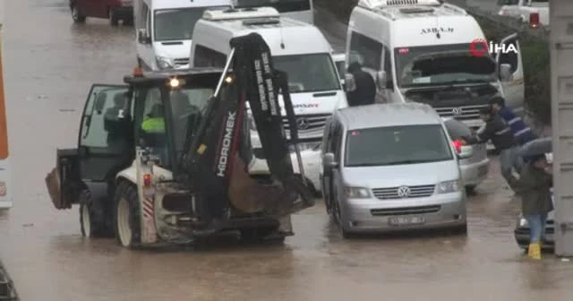 İzmir'de araçlar selde mahsur kaldı; yardımına polisler koştu