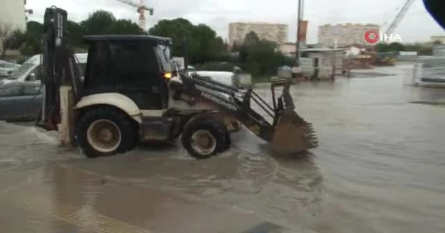 İzmir'de sel suları nedeniyle denizin rengi değişti