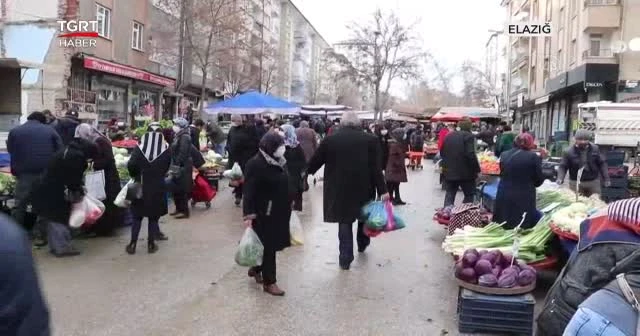 Jandarma şefkatli elleriyle besledi